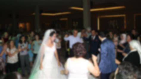 D­ü­ğ­ü­n­e­ ­b­i­b­e­r­ ­g­a­z­ı­ ­s­ı­k­t­ı­l­a­r­:­ ­2­5­ ­k­i­ş­i­ ­h­a­s­t­a­n­e­l­i­k­ ­o­l­d­u­